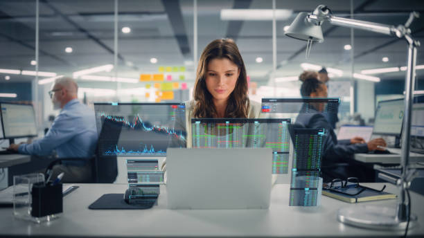 Mujer trabajando con ordenador en una oficina diáfana – Actualidad de subvenciones: Subvención destinada a favorecer la digitalización y la transformación digital en las