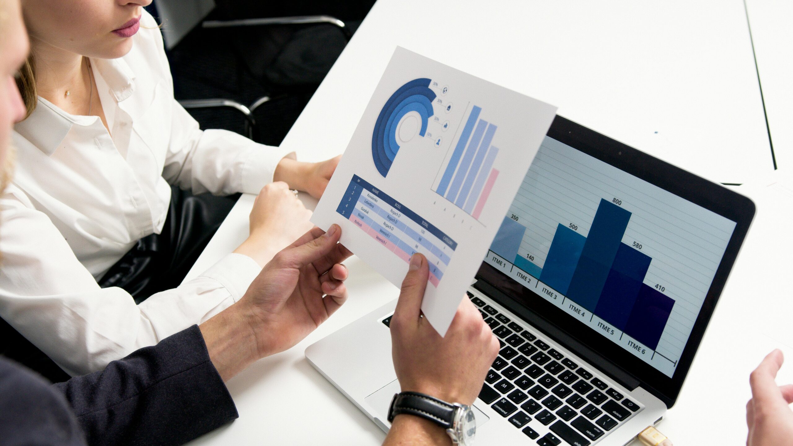 Dos personas revisando gráficos en papel y en un portátil – Actualidad de subvenciones: Incentivos regionales para la corrección de desequilibrios económicos interterritoriales